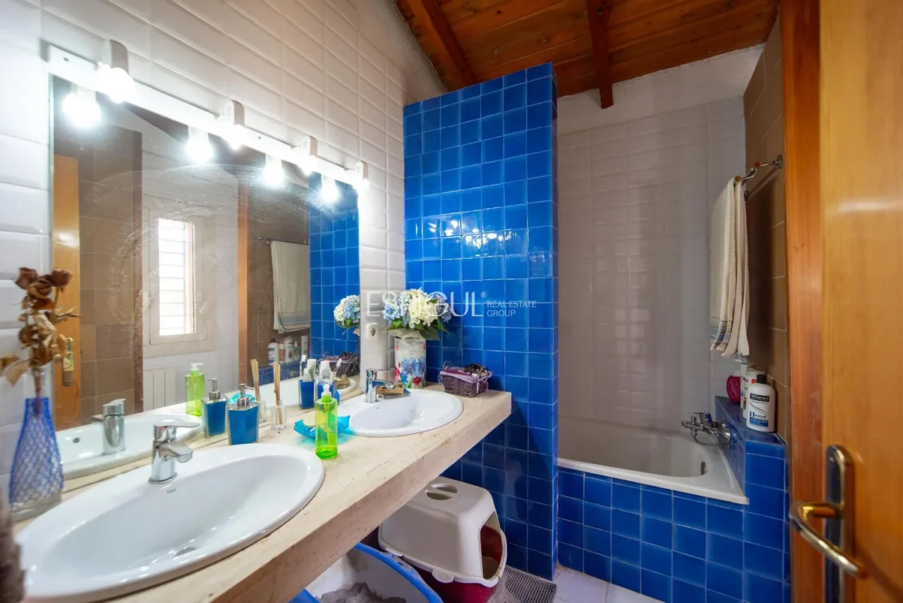 Belle maison avec un grand potentiel et une conception architecturale unique à La Llobera, Cabrils