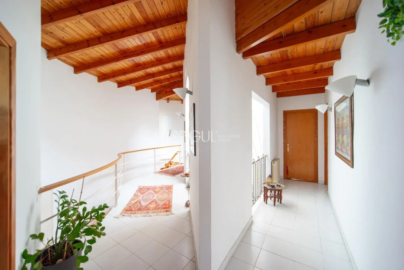 Belle maison avec un grand potentiel et une conception architecturale unique à La Llobera, Cabrils