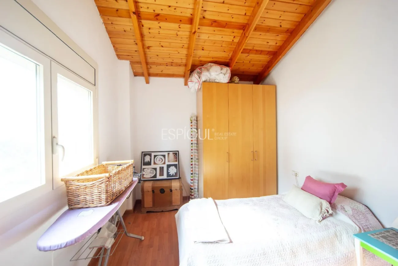 Belle maison avec un grand potentiel et une conception architecturale unique à La Llobera, Cabrils