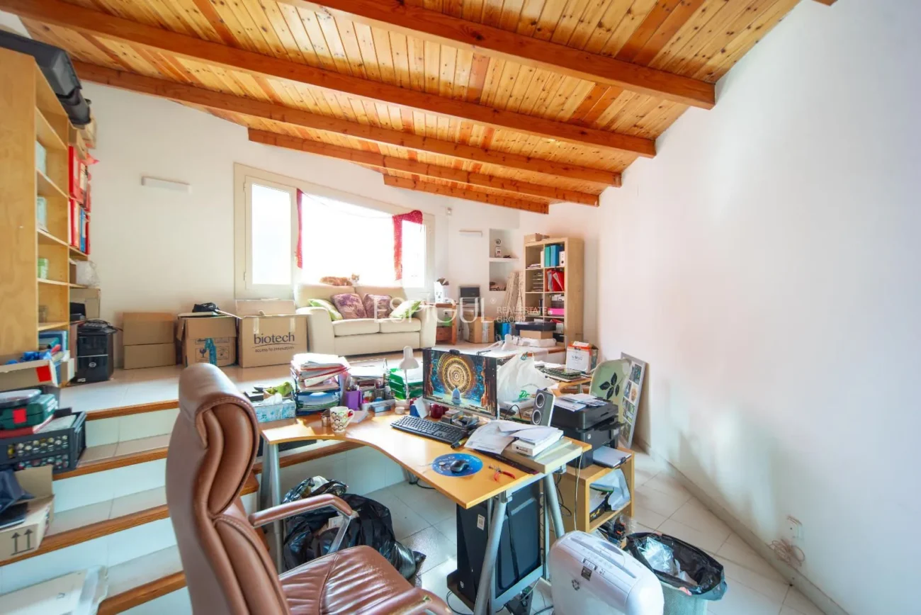 Belle maison avec un grand potentiel et une conception architecturale unique à La Llobera, Cabrils