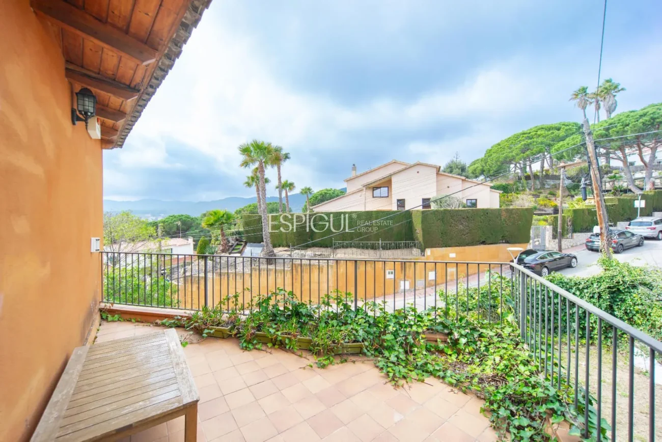 Belle maison avec un grand potentiel et une conception architecturale unique à La Llobera, Cabrils