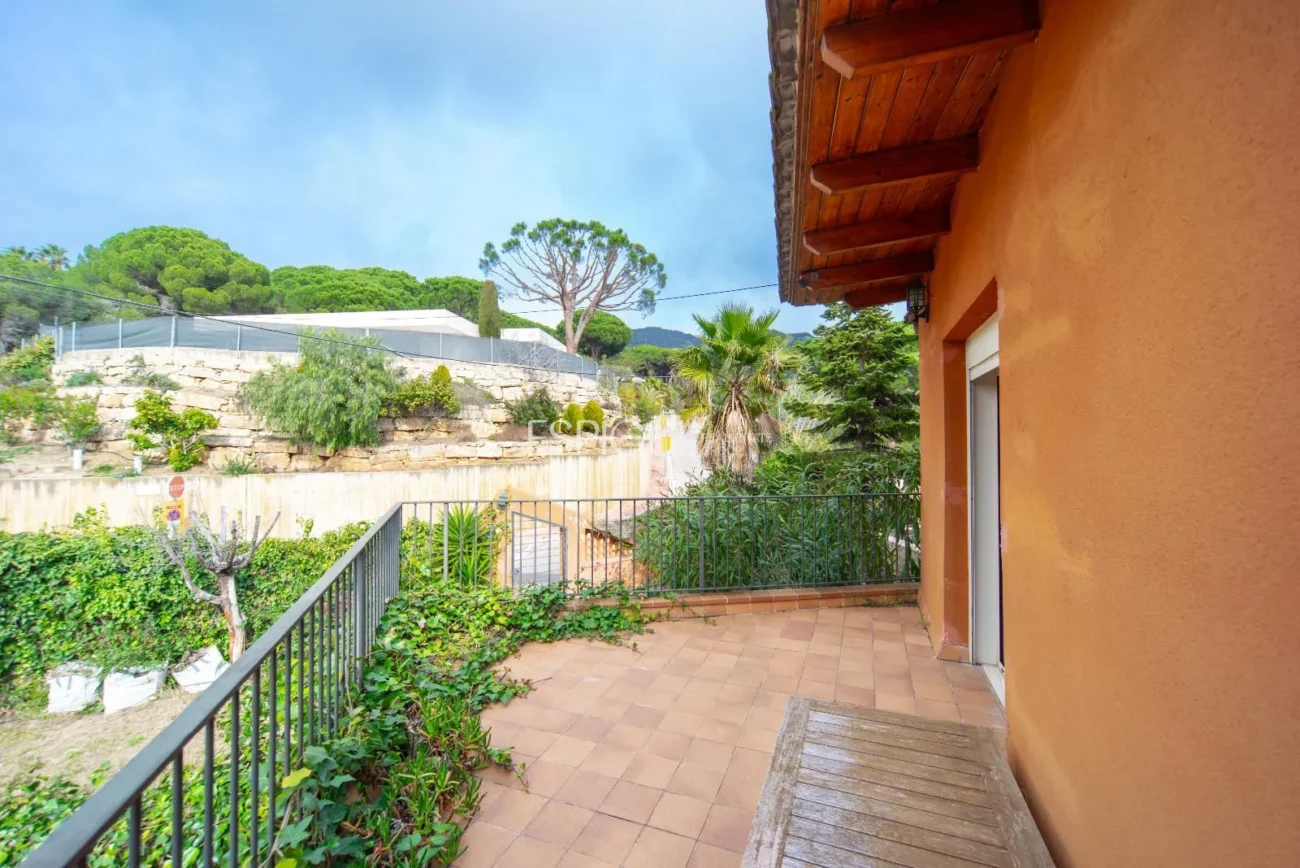 Belle maison avec un grand potentiel et une conception architecturale unique à La Llobera, Cabrils