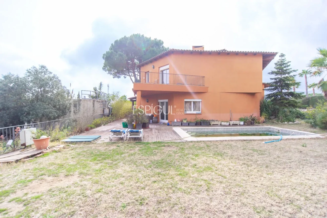 Belle maison avec un grand potentiel et une conception architecturale unique à La Llobera, Cabrils