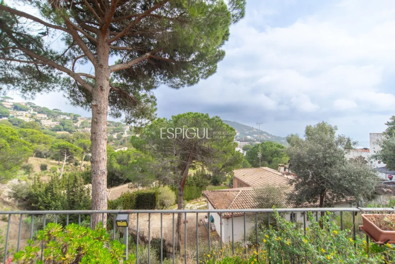 Belle maison avec un grand potentiel et une conception architecturale unique à La Llobera, Cabrils