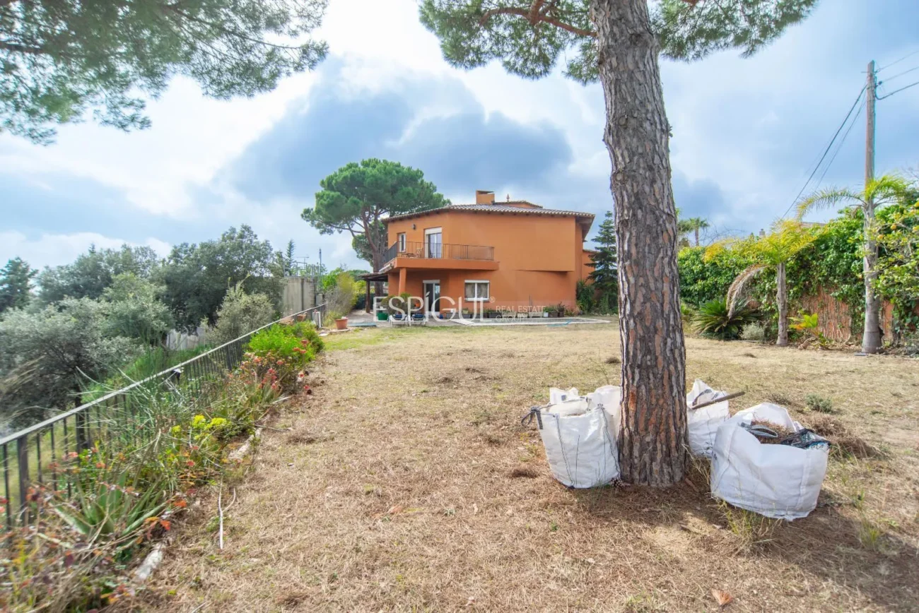 Belle maison avec un grand potentiel et une conception architecturale unique à La Llobera, Cabrils