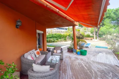 Belle maison avec un grand potentiel et une conception architecturale unique à La Llobera, Cabrils