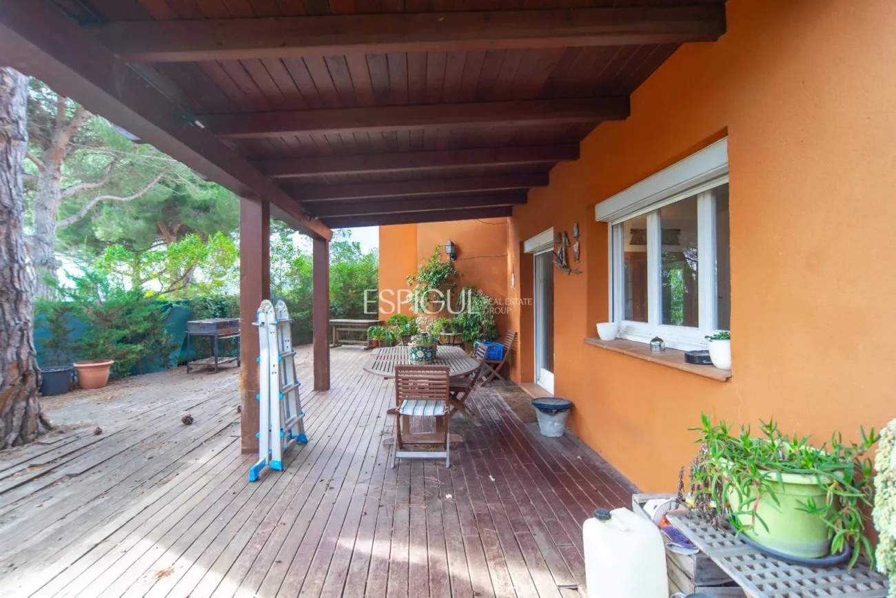 Belle maison avec un grand potentiel et une conception architecturale unique à La Llobera, Cabrils