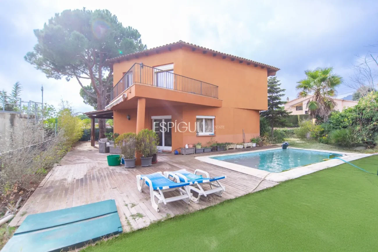 Bonita casa de gran potencial y diseño arquitectónico único en La Llobera, Cabrils