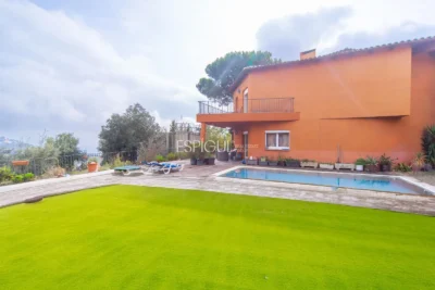 Belle maison avec un grand potentiel et une conception architecturale unique à La Llobera, Cabrils