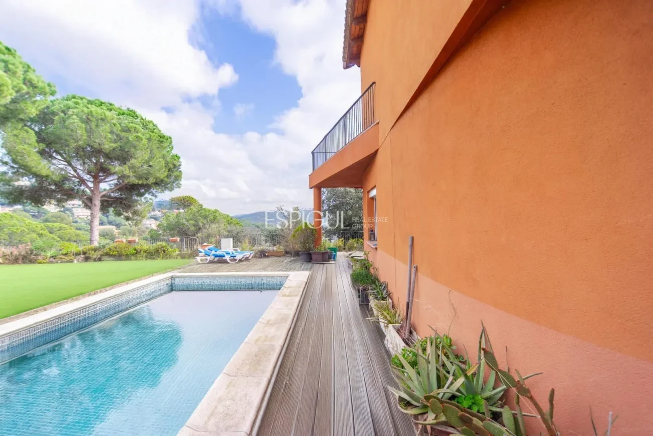 Bonita casa de gran potencial y diseño arquitectónico único en La Llobera, Cabrils