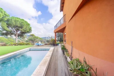 Belle maison avec un grand potentiel et une conception architecturale unique à La Llobera, Cabrils