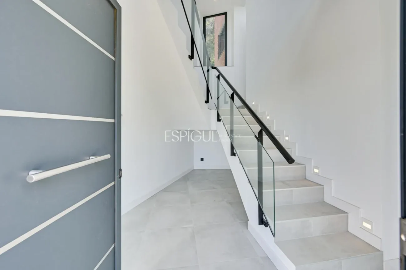 Красивый новый дом с захватывающим видом в Вальроманесе