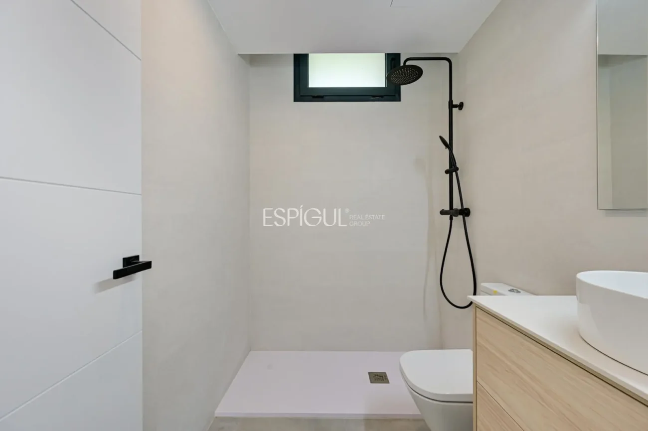 Красивый новый дом с захватывающим видом в Вальроманесе