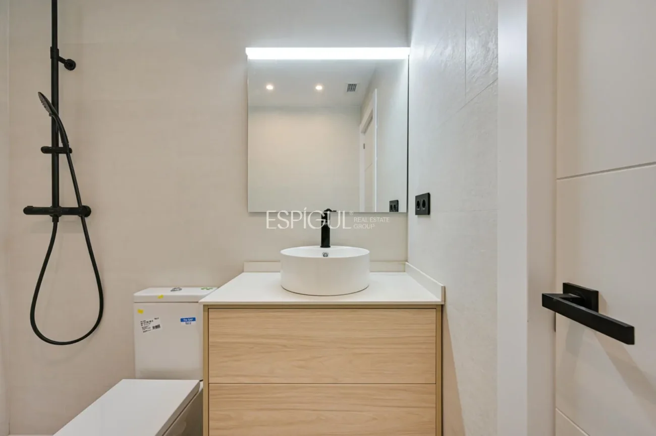 Красивый новый дом с захватывающим видом в Вальроманесе