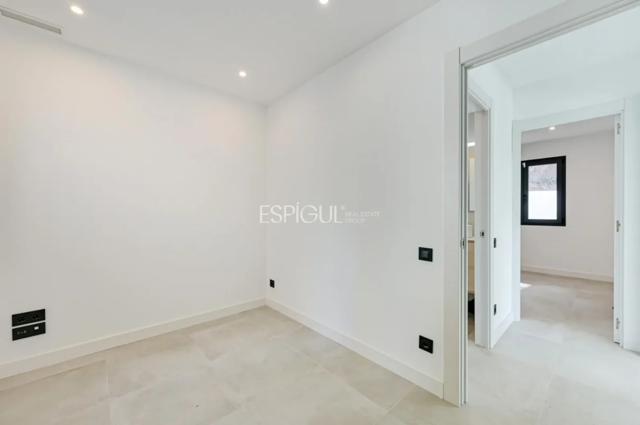 Красивый новый дом с захватывающим видом в Вальроманесе