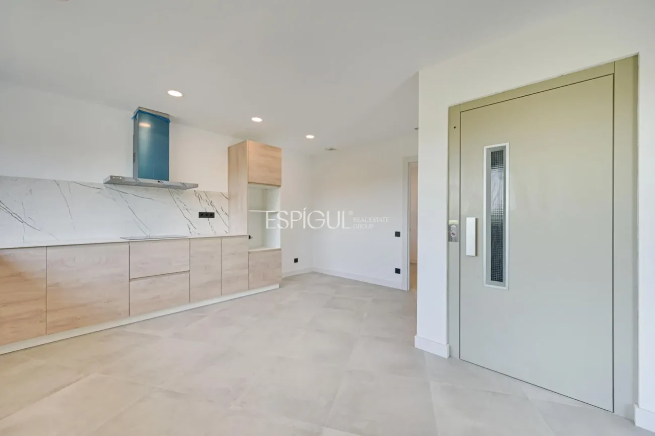 Красивый новый дом с захватывающим видом в Вальроманесе