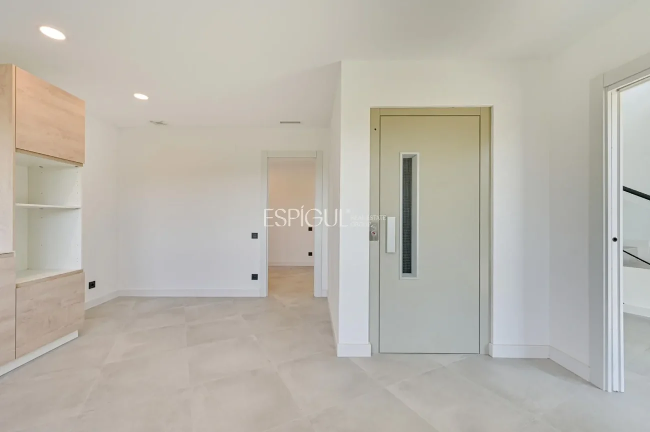 Красивый новый дом с захватывающим видом в Вальроманесе