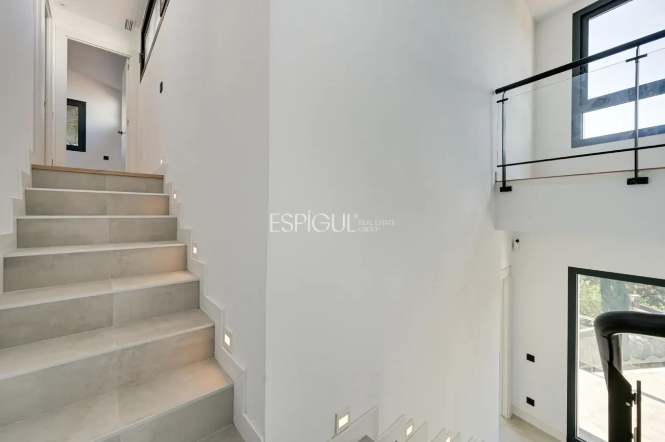 Красивый новый дом с захватывающим видом в Вальроманесе