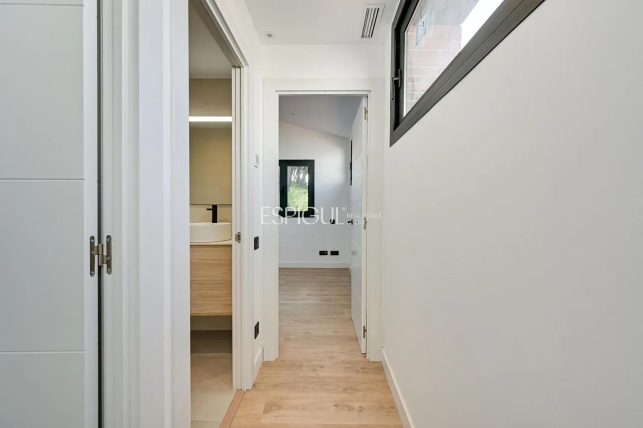 Красивый новый дом с захватывающим видом в Вальроманесе