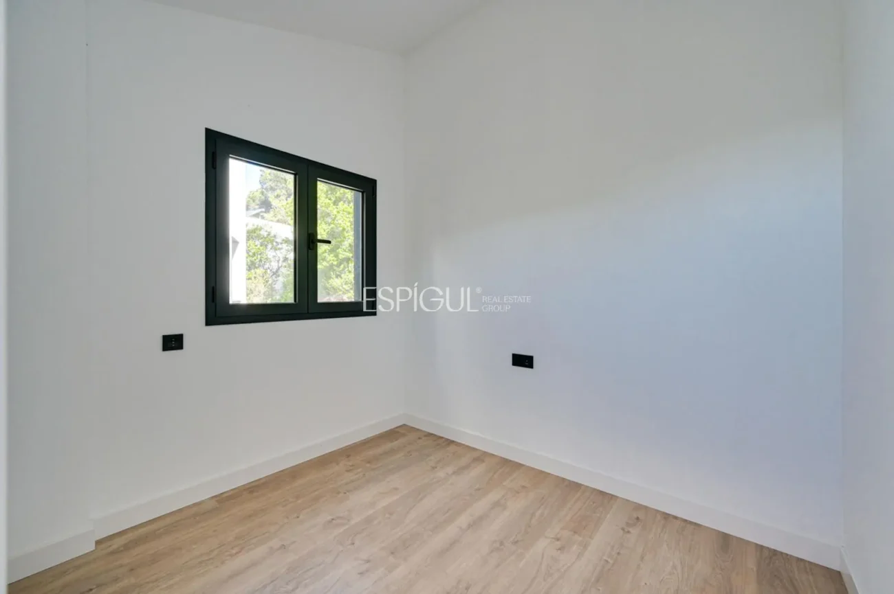 Красивый новый дом с захватывающим видом в Вальроманесе