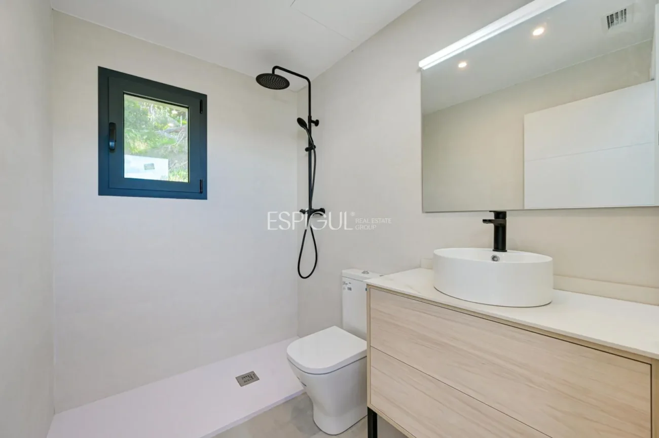 Красивый новый дом с захватывающим видом в Вальроманесе