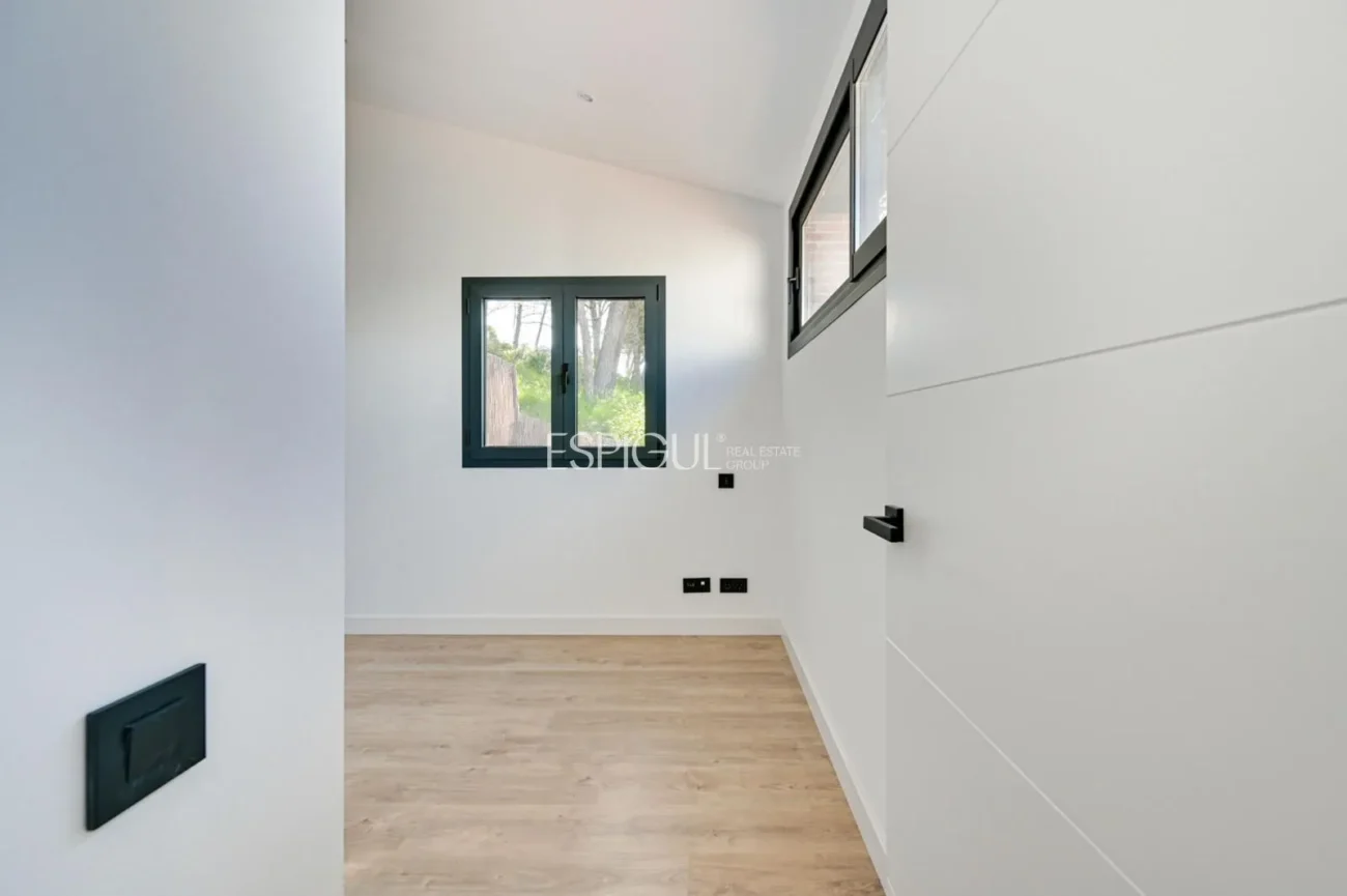 Красивый новый дом с захватывающим видом в Вальроманесе