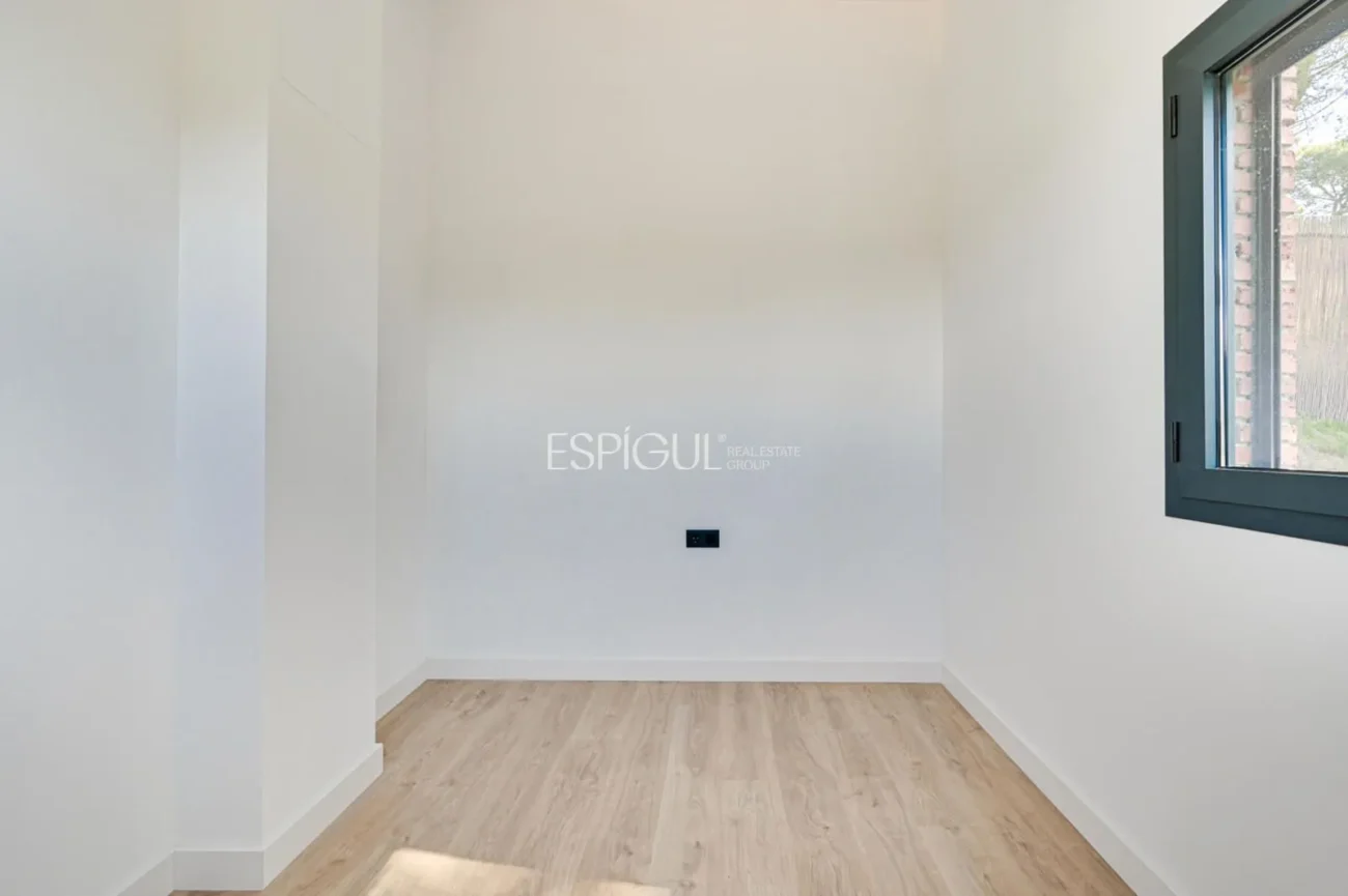 Красивый новый дом с захватывающим видом в Вальроманесе