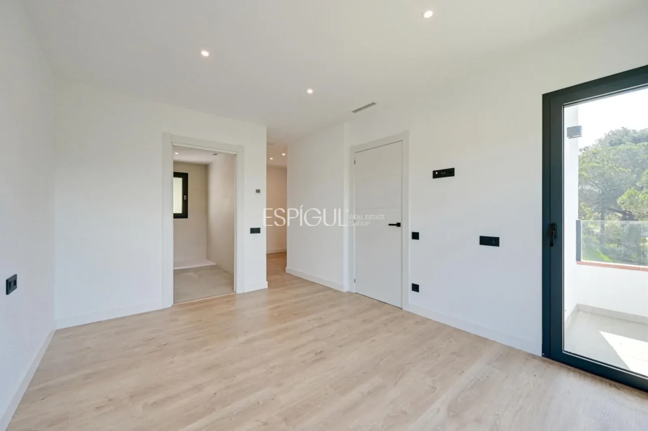 Красивый новый дом с захватывающим видом в Вальроманесе