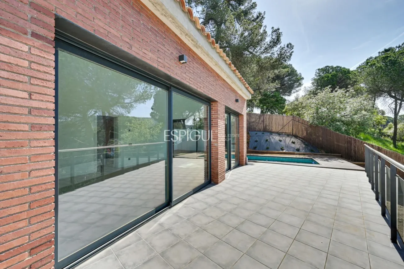 Beautiful New Construction House with Spectacular Views in Vallromanes.