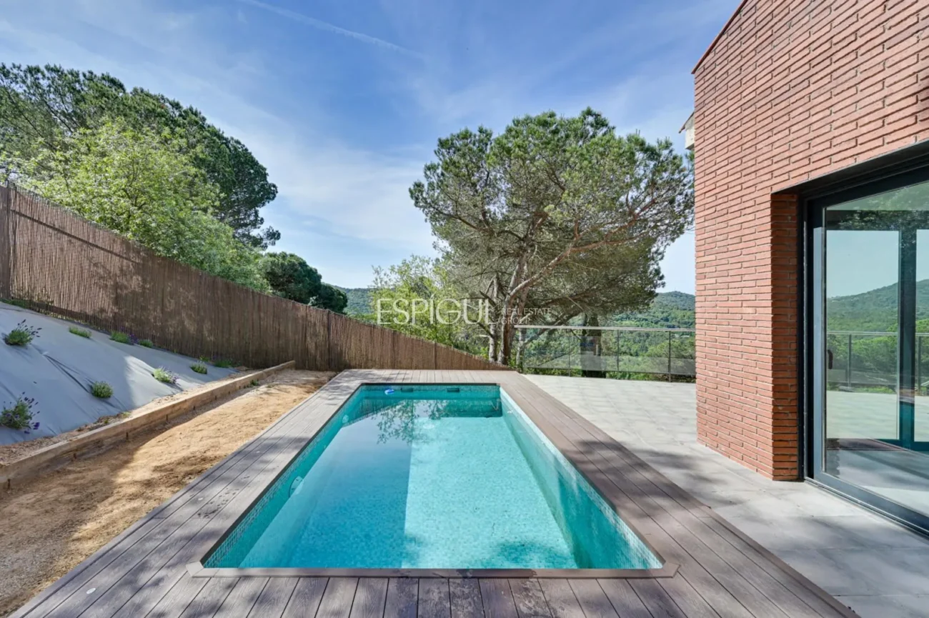 Beautiful New Construction House with Spectacular Views in Vallromanes.