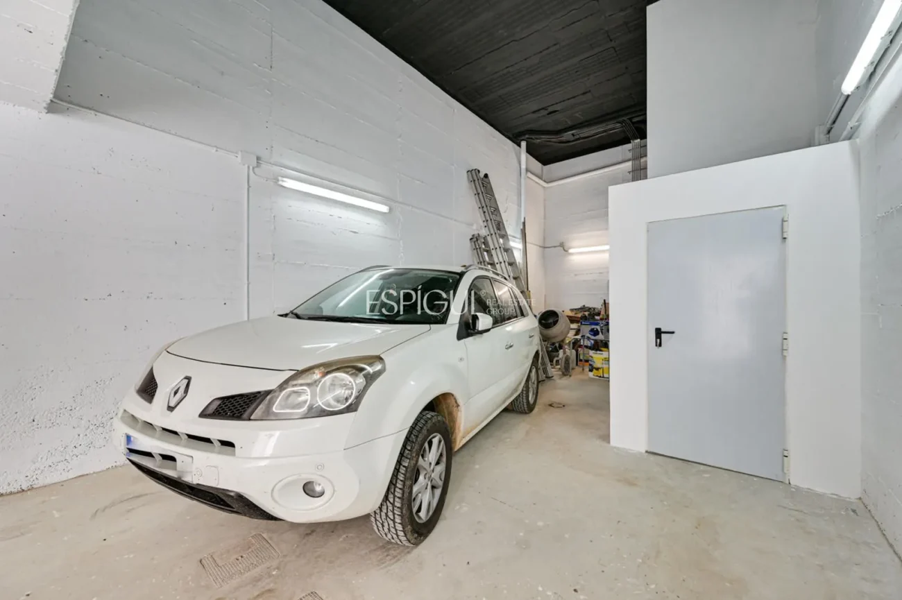 Красивый новый дом с захватывающим видом в Вальроманесе