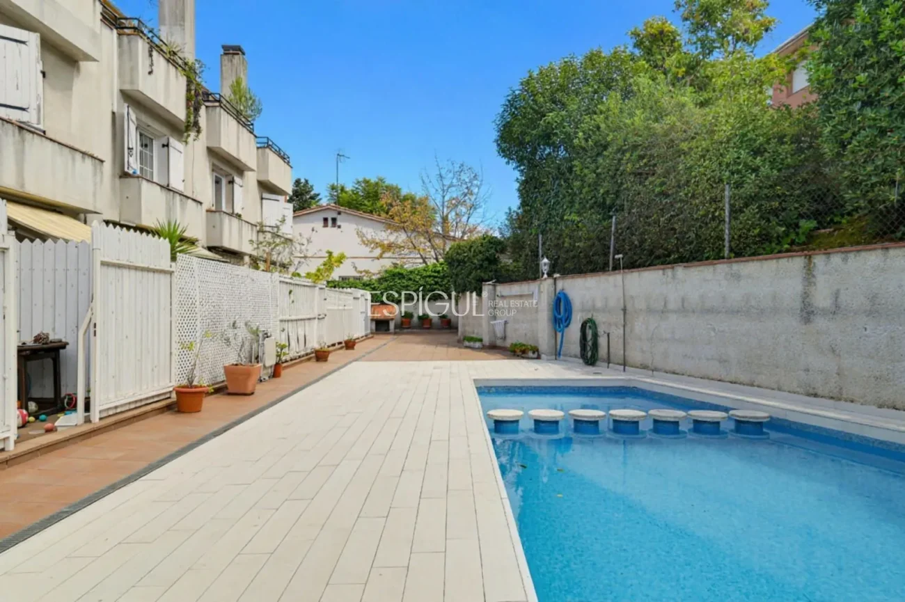 Casa adossada reformada en venda a Sant Domènec