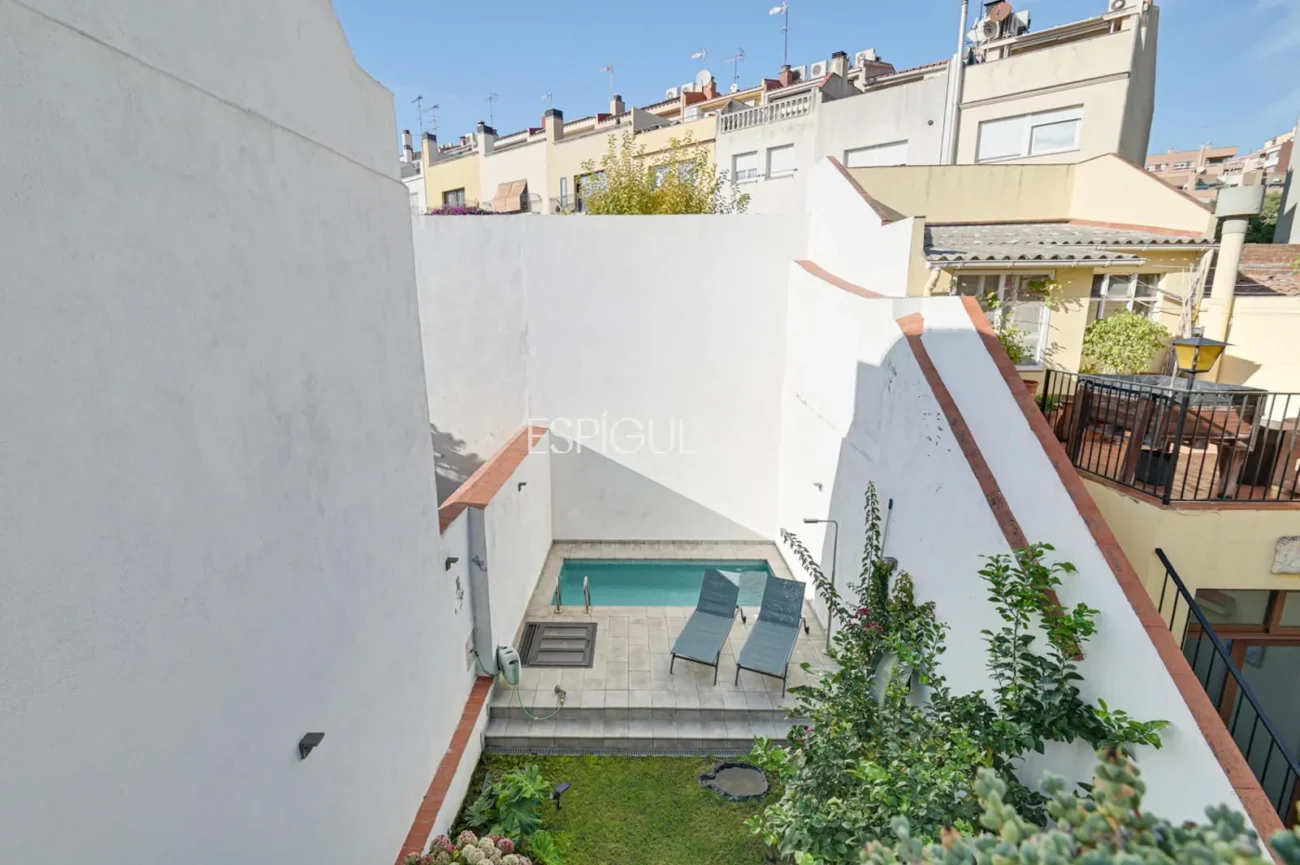 Casa amb piscina i plaça d’aparcament al centre de Mataró