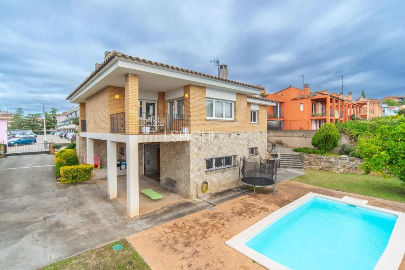 Casa de cuatro habitaciones, piscina y gran terreno en Montjuïc