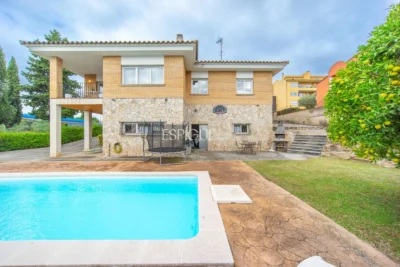 Дом с четырьмя спальнями, бассейном и большим участком в Монжуике