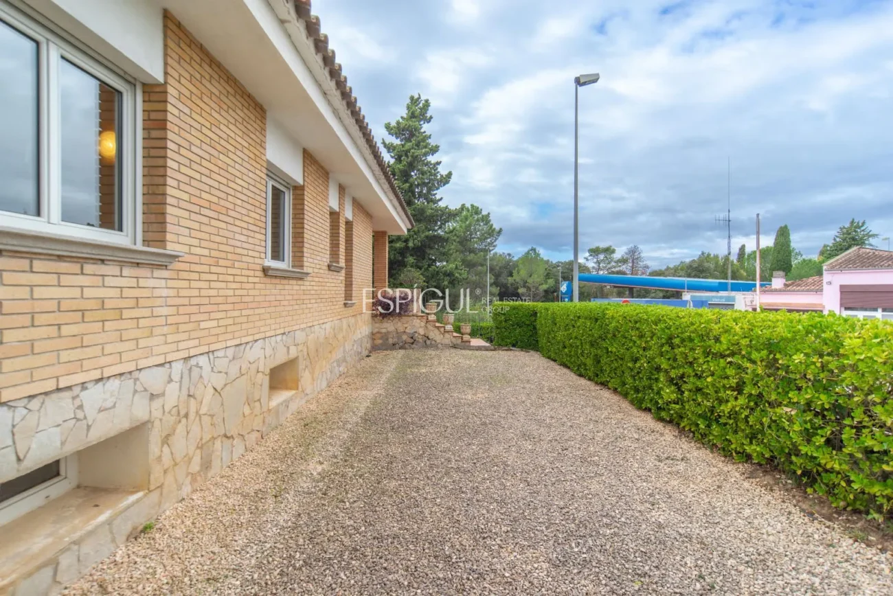 Дом с четырьмя спальнями, бассейном и большим участком в Монжуике