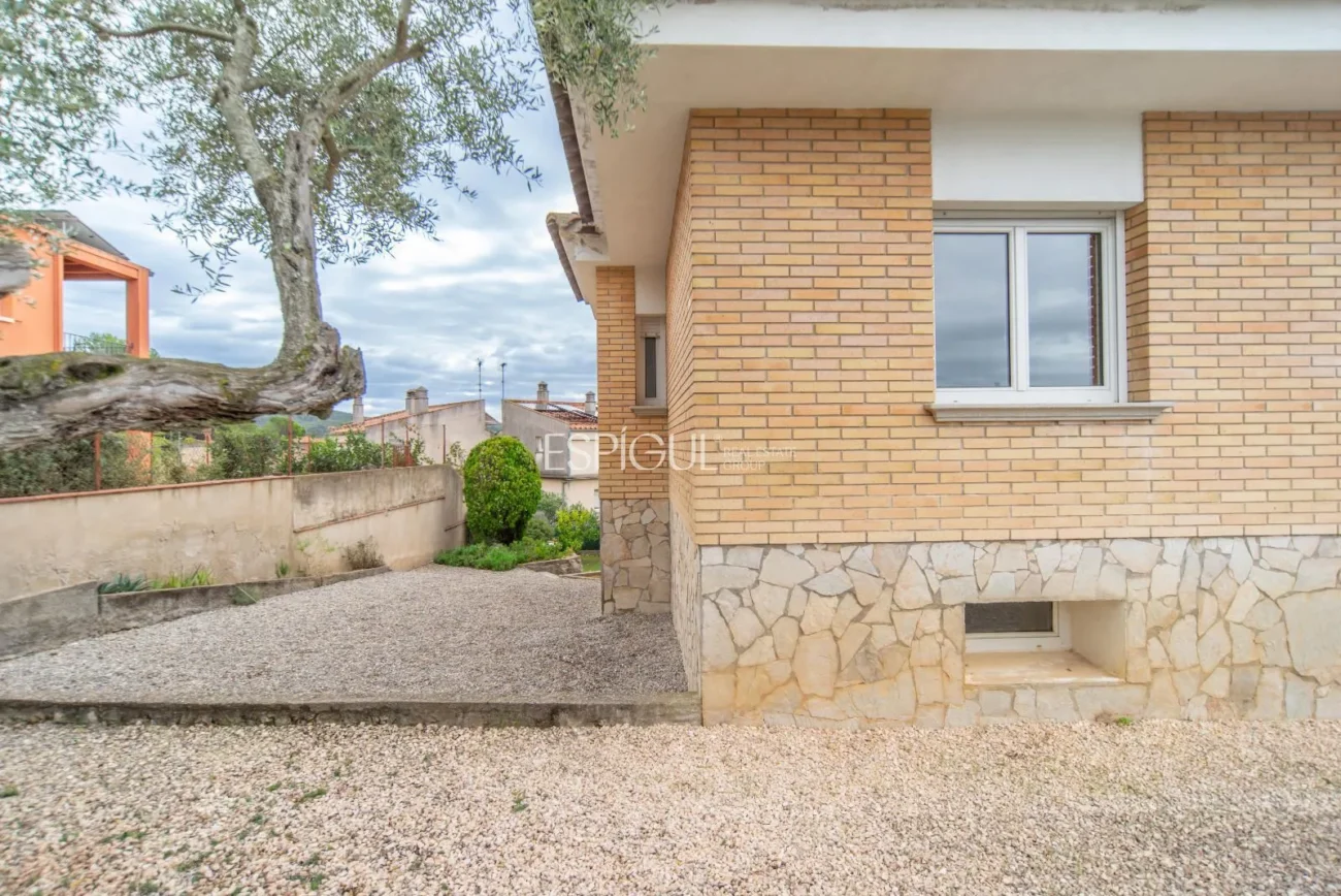 Дом с четырьмя спальнями, бассейном и большим участком в Монжуике