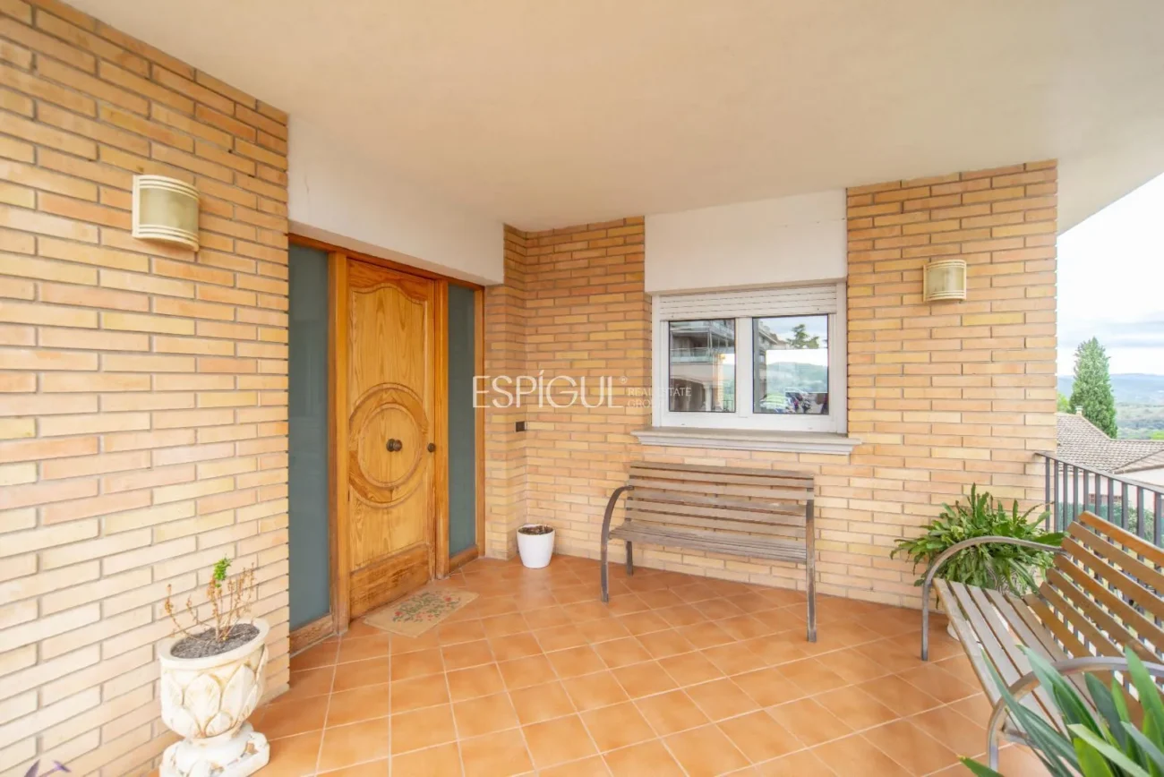 Дом с четырьмя спальнями, бассейном и большим участком в Монжуике