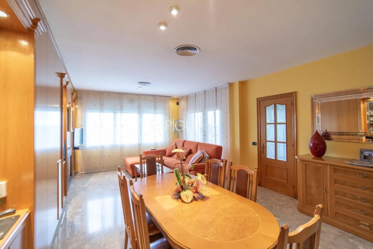 Дом с четырьмя спальнями, бассейном и большим участком в Монжуике