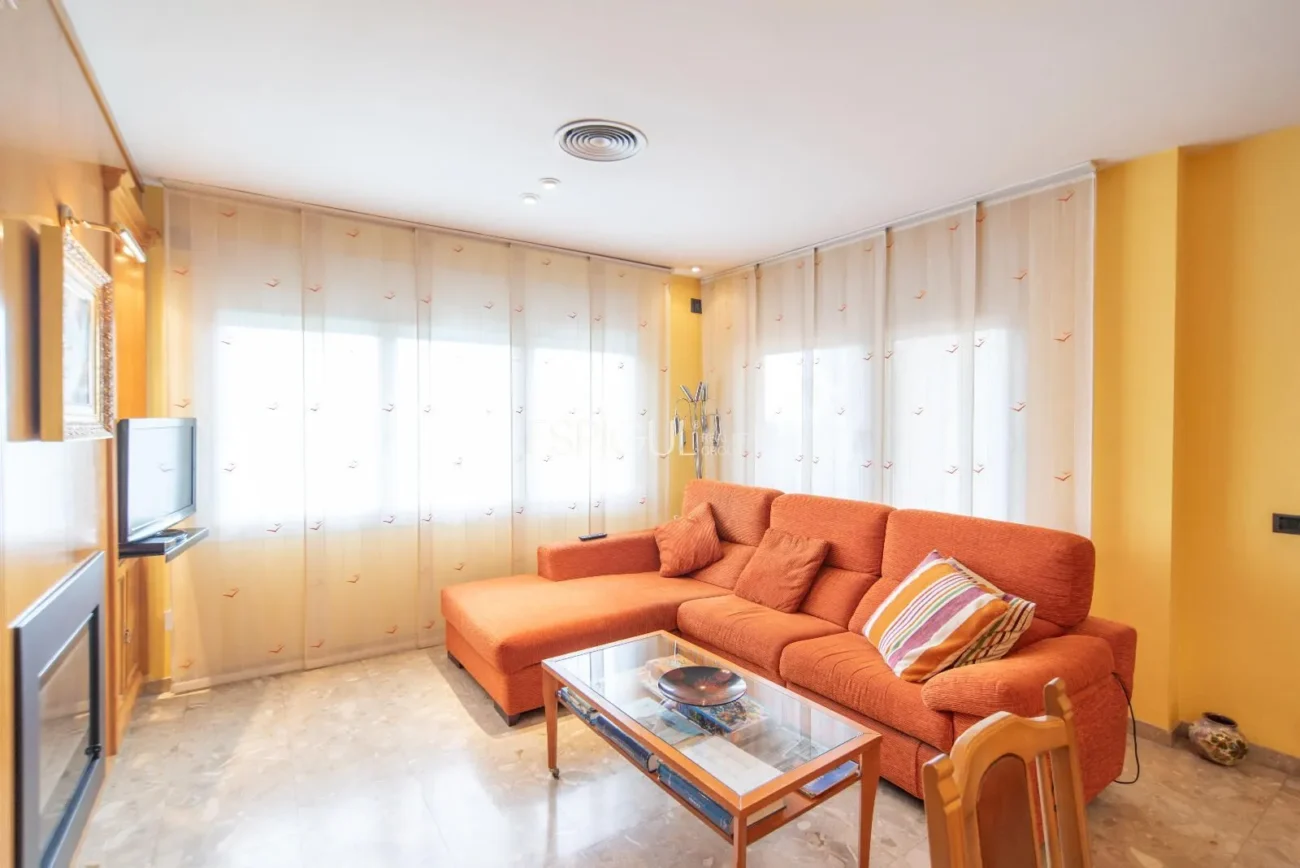 Дом с четырьмя спальнями, бассейном и большим участком в Монжуике