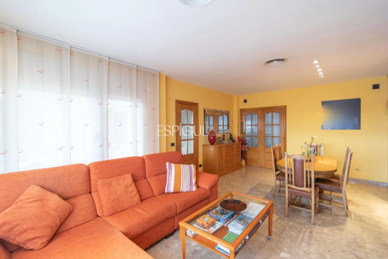 Дом с четырьмя спальнями, бассейном и большим участком в Монжуике