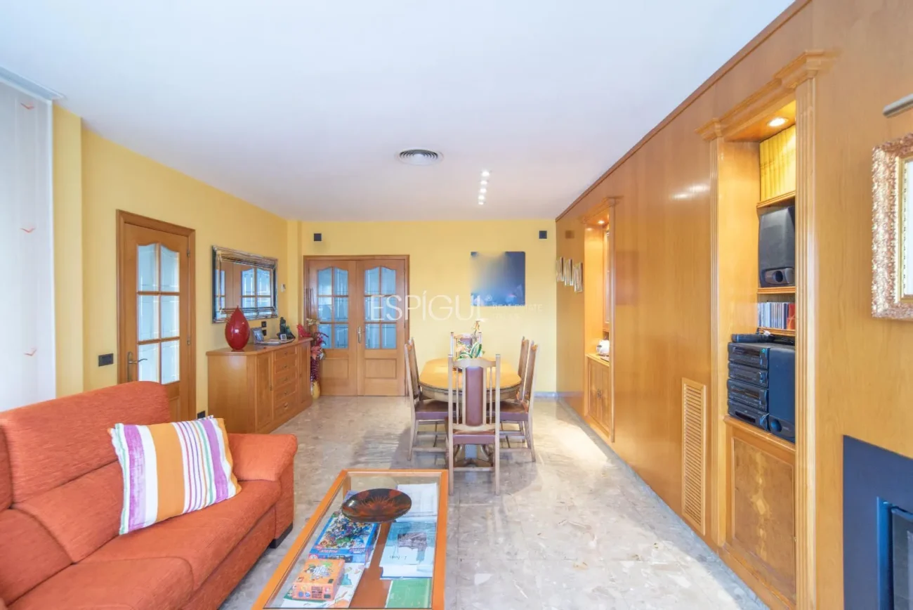 Дом с четырьмя спальнями, бассейном и большим участком в Монжуике