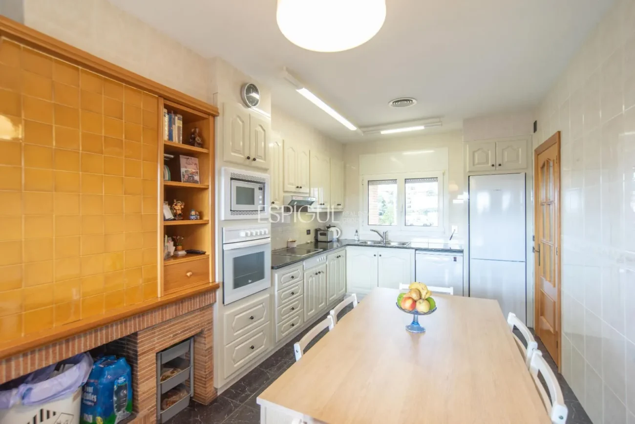 Дом с четырьмя спальнями, бассейном и большим участком в Монжуике