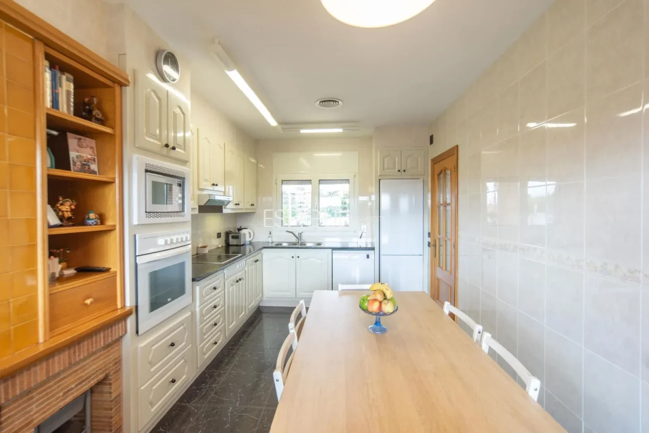 Дом с четырьмя спальнями, бассейном и большим участком в Монжуике