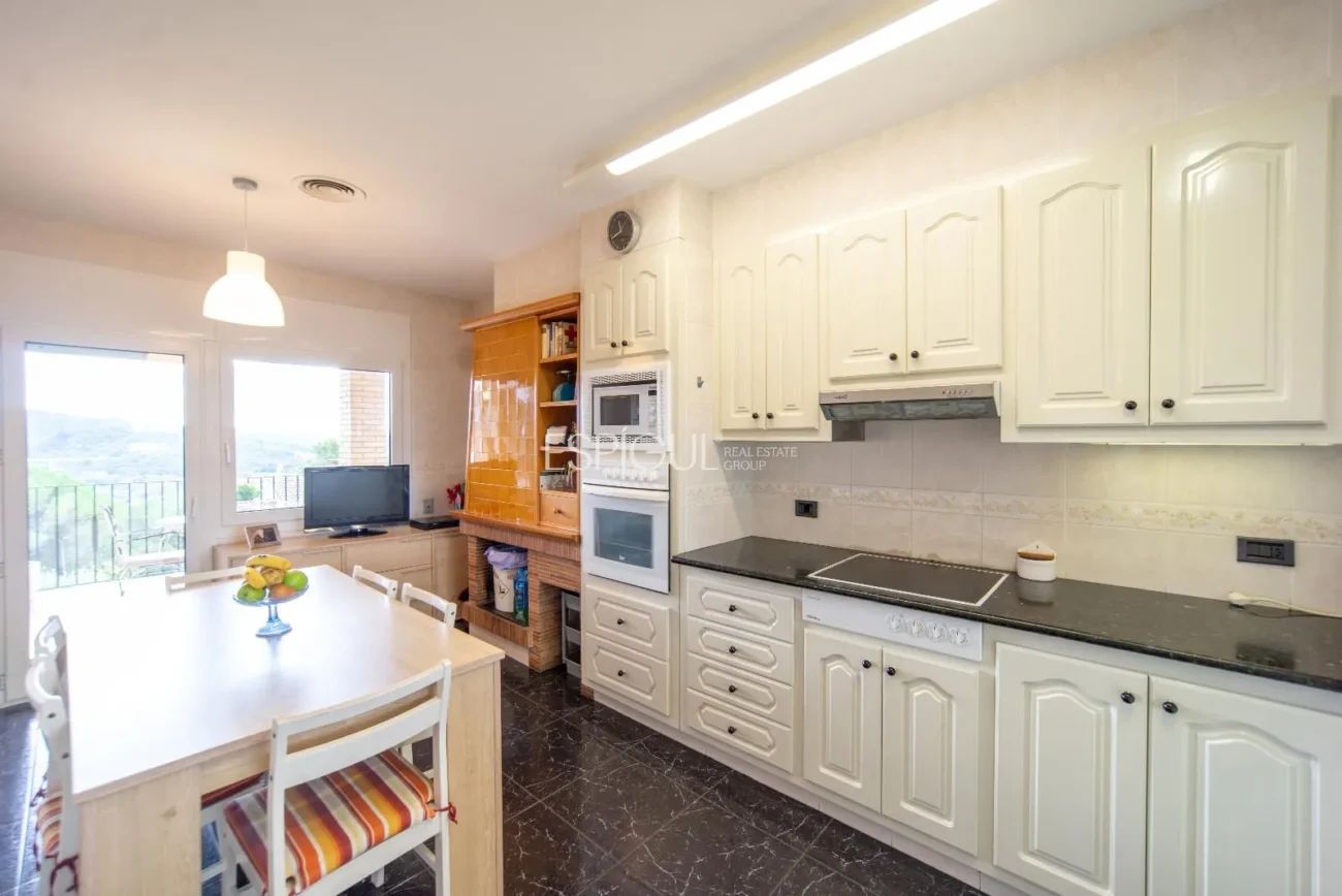 Дом с четырьмя спальнями, бассейном и большим участком в Монжуике