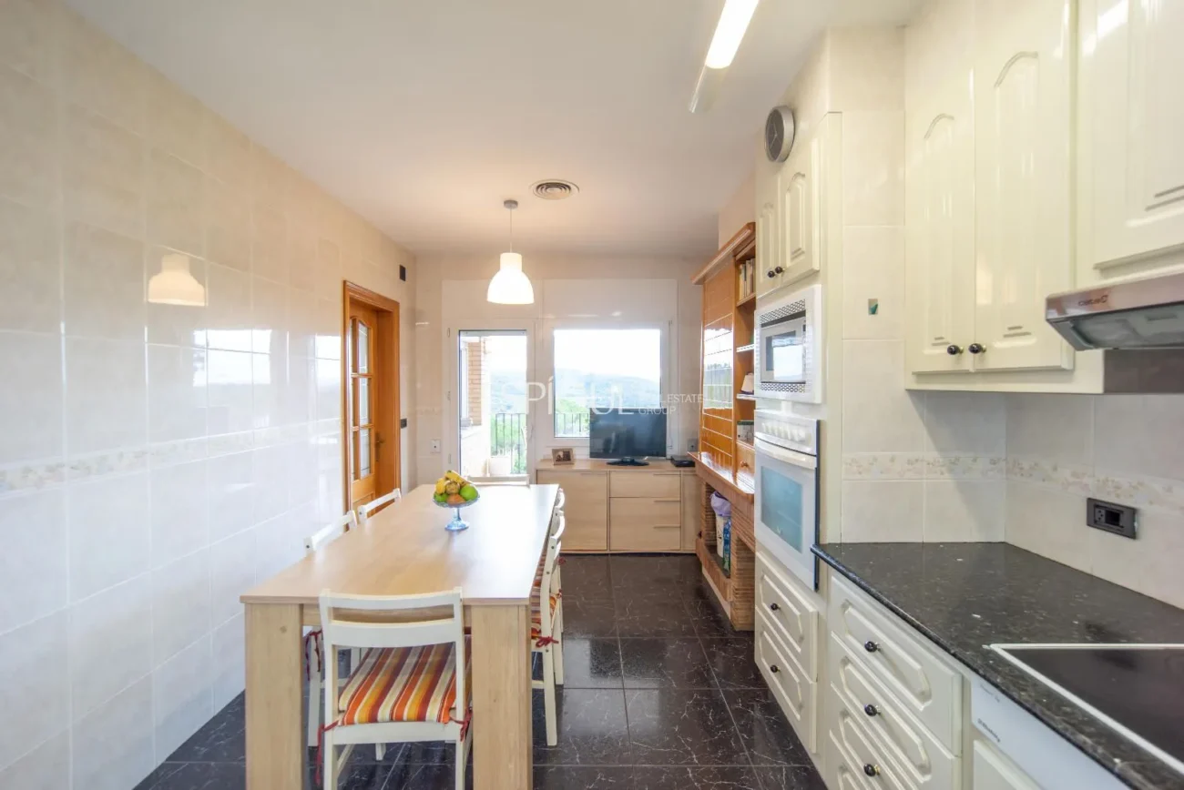 Дом с четырьмя спальнями, бассейном и большим участком в Монжуике