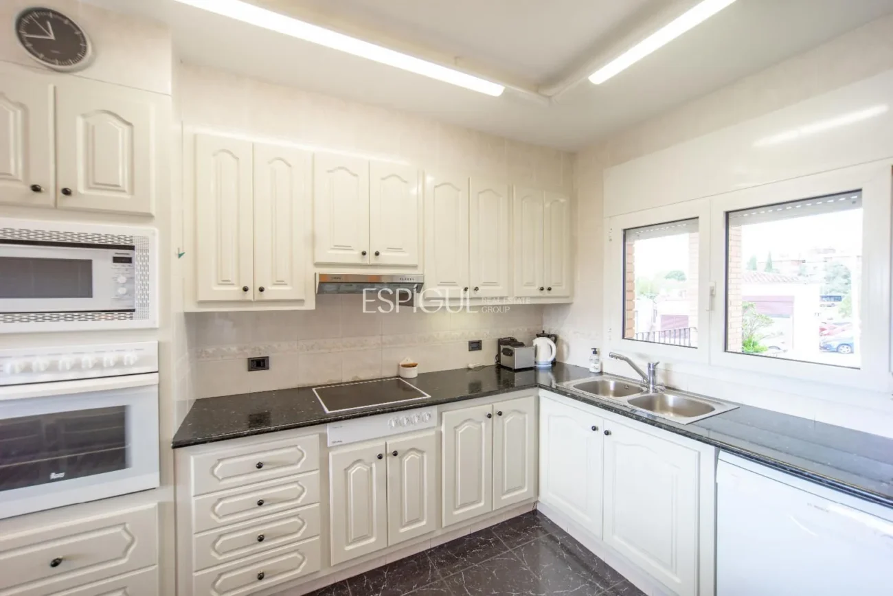 Дом с четырьмя спальнями, бассейном и большим участком в Монжуике