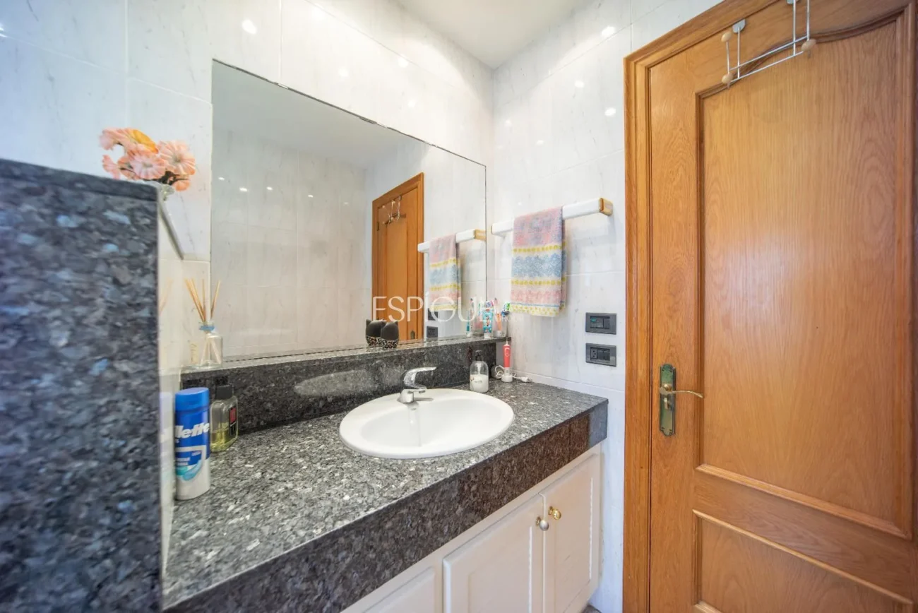 Дом с четырьмя спальнями, бассейном и большим участком в Монжуике