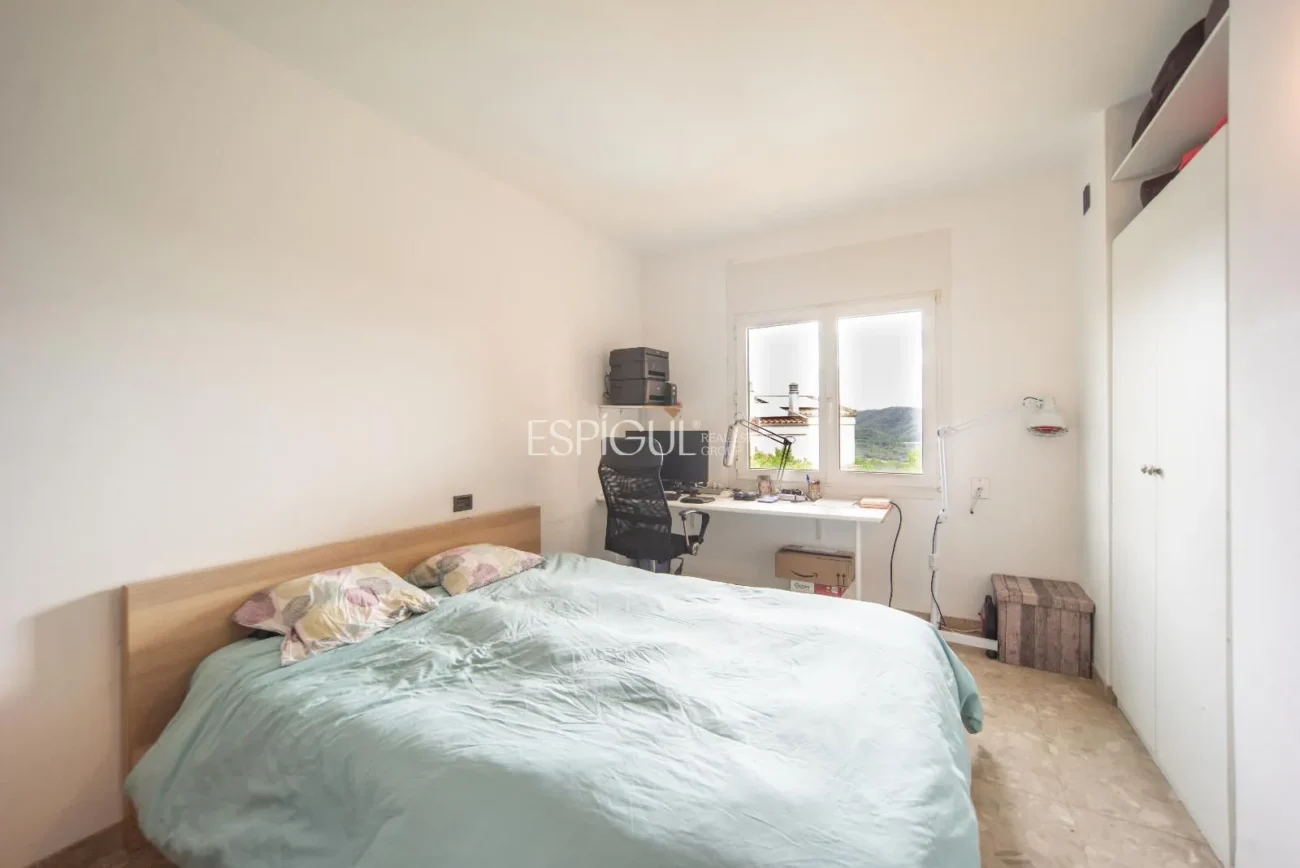 Дом с четырьмя спальнями, бассейном и большим участком в Монжуике