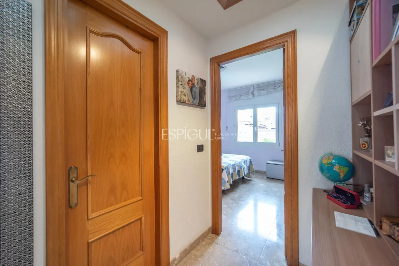 Дом с четырьмя спальнями, бассейном и большим участком в Монжуике